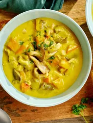 Sopa de pollo con setas ostra
