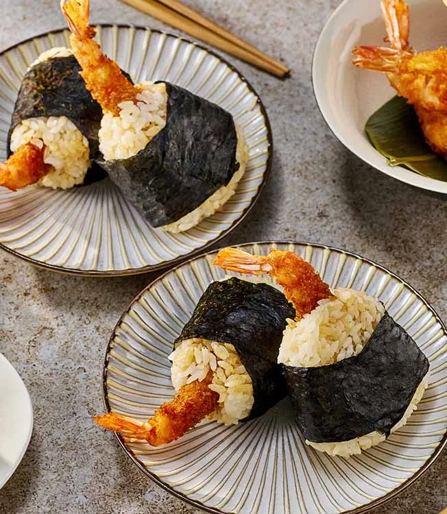 Onigiri de gambas rebozadas con soja y mirin
