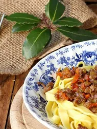 Tallarines con Ragù bianco y salsa de soja
