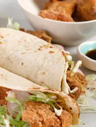 Tacos de karaage (pollo frito) con mayonesa cítrica