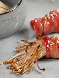 Enrollados de enoki y bacon