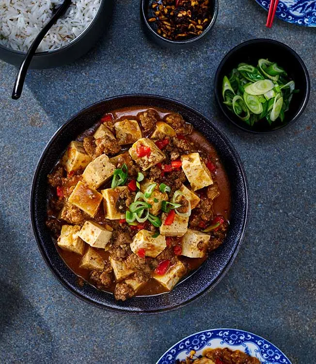 Mapo tofu con ternera picante y topping de chile crujiente
