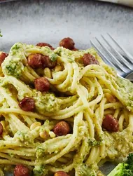 Espaguetis con pesto de brócoli y guisantes glaseados con miel