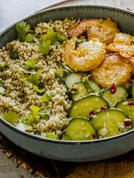 Sencillo bol de quinoa con langostinos rebozados en cítricos y ensalada de pepino