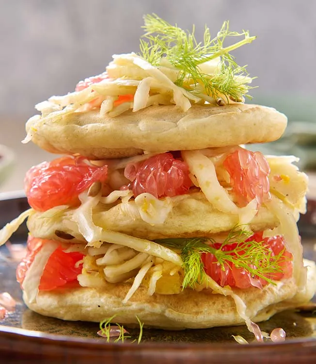 Tortitas veganas con ensalada de col lombarda e hinojo