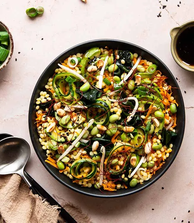 Ensalada de cuscús, edamame y wakame