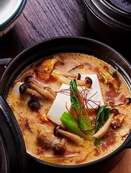 Guiso de kimchi con leche de soja
