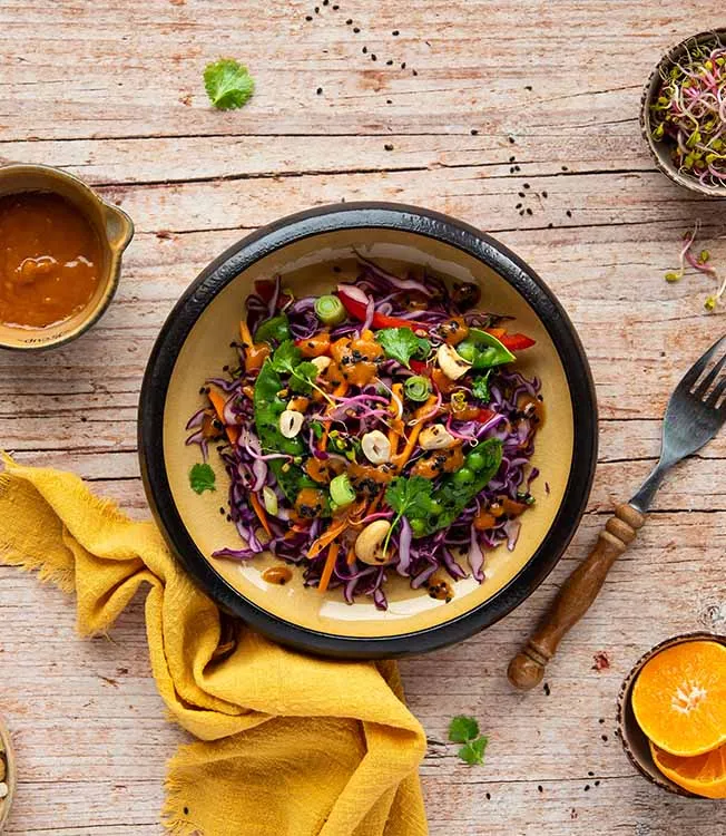 Ensalada de lombarda con anacardos y guisantes