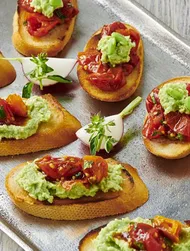 Bruschetta con edamame y tomates semisecos