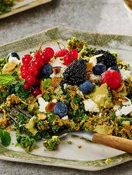 Ensalada de brócoli con kale y queso feta
