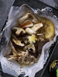 Hongos variados asados con mantequilla al papillote