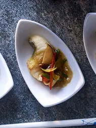 Lucioperca con tiras de verduras en salsa asiática