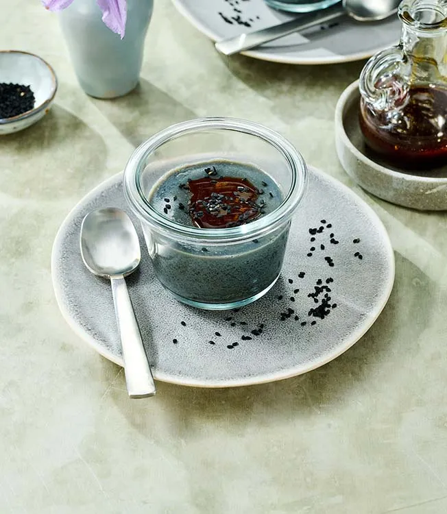 Panna cotta vegana de goma con tahini negro