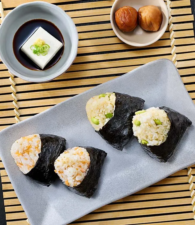 Onigiri de salmón relleno de aguacate