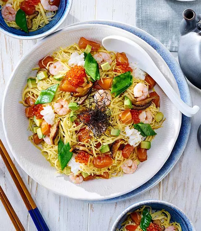 Chirashi sushi con salmón y arroz