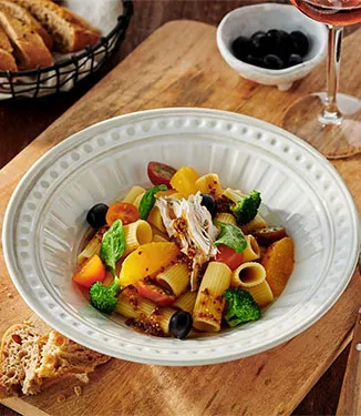 Ensalada de pollo con rigatoni y salsa de mostaza y soja