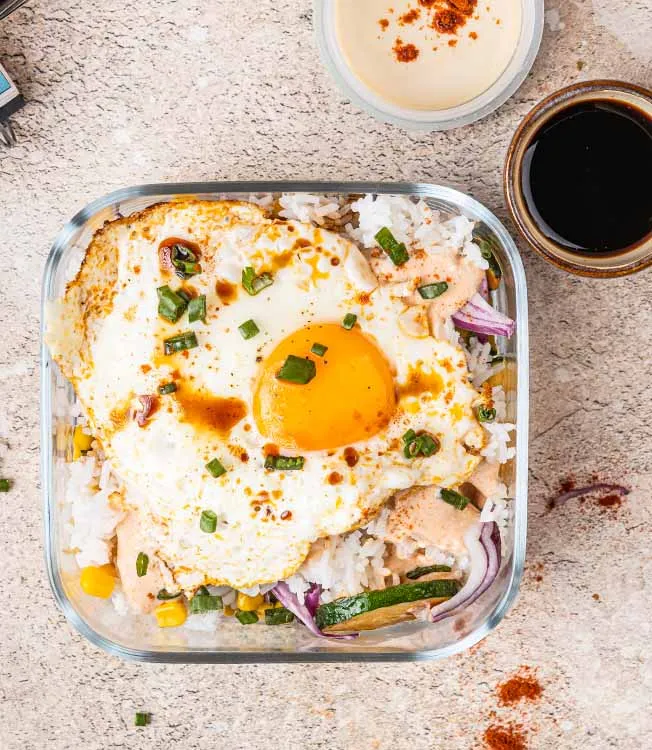 Ensalada de arroz con calabacín y huevo