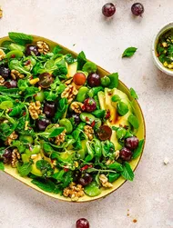 Ensalada de aguacate, habas y uvas