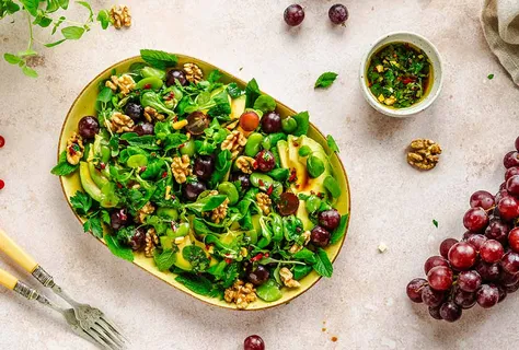 Ensalada de aguacate, habas y uvas