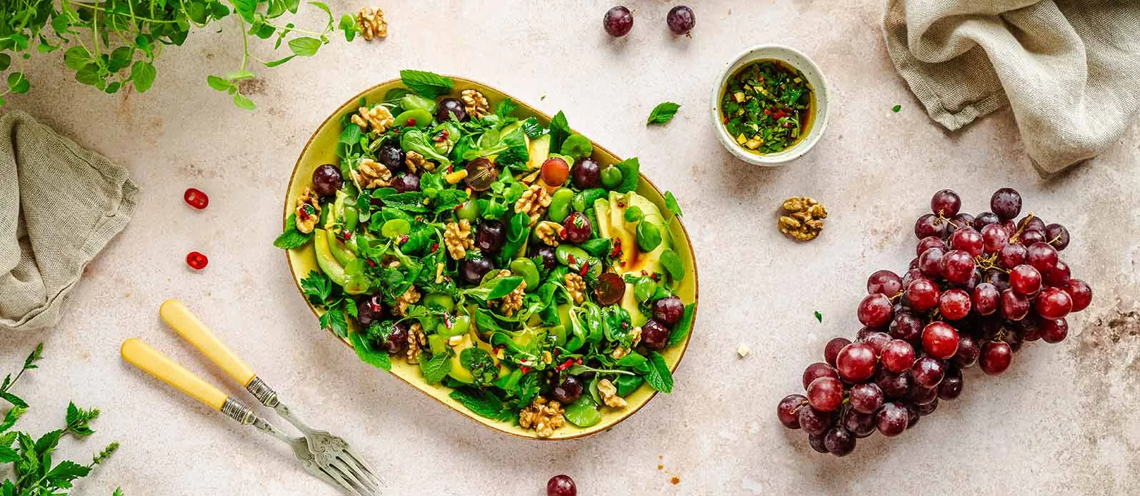Ensalada de aguacate, habas y uvas