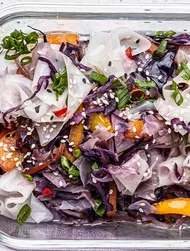 Salteado de verduras con fideos de papel de arroz