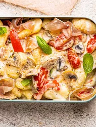 Ñoquis con prosciutto, pimientos, champiñones y tomates cherry con burrata