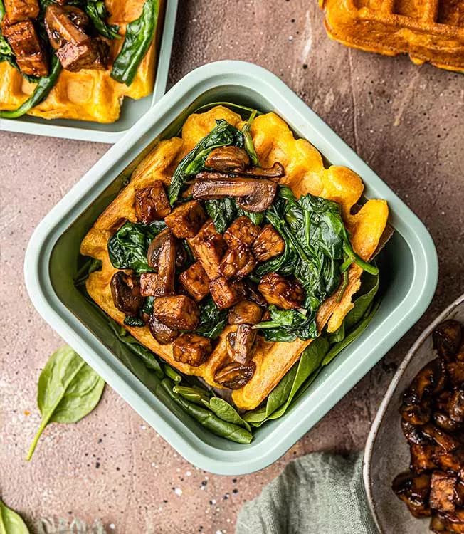 Gofres veganos de calabaza y zanahoria con tempeh y champiñones con espinacas