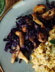 Risotto festivo con setas y parmesano recién rallado