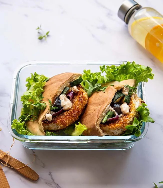 Pan de pita con queso camembert y verduras