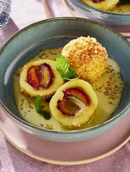 Dumplings bohemios con ciruelas y panko