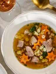 Sopa bohemia festiva con salsa de soja