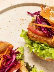 Hamburguesa de pescado picante con ensalada de col y zanahoria