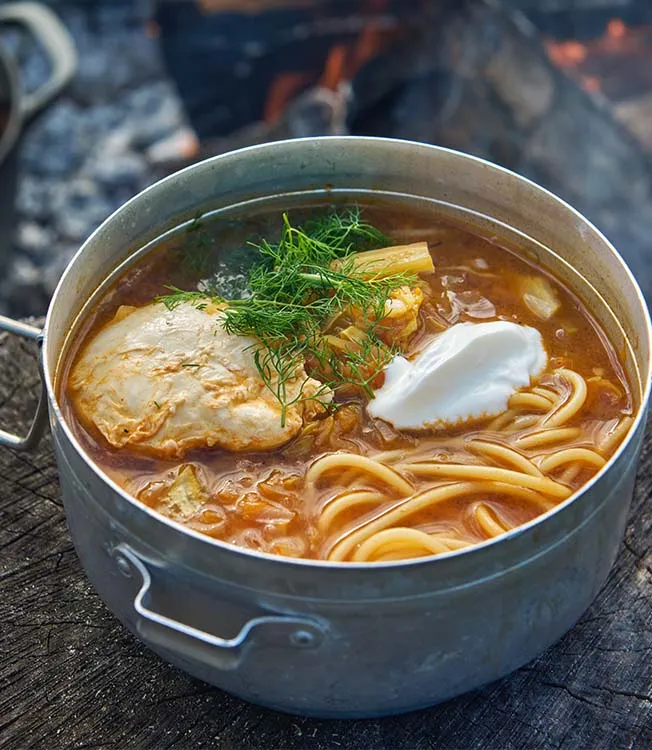 Sopa de repollo con kimchi y huevo escalfado