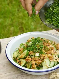 Ensalada de pepino con nueces, guindilla y salsa de soja