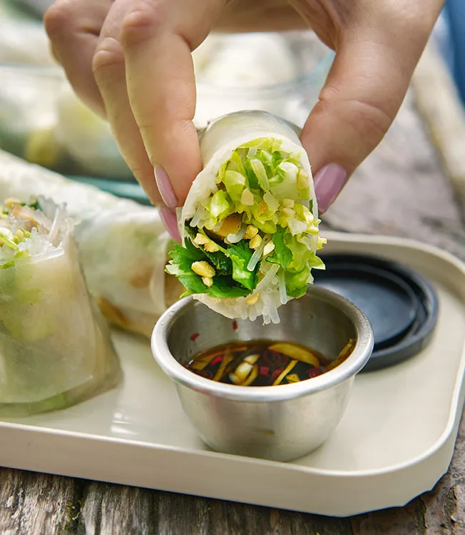 Rollitos de primavera con setas de cardo y salsa vietnamita