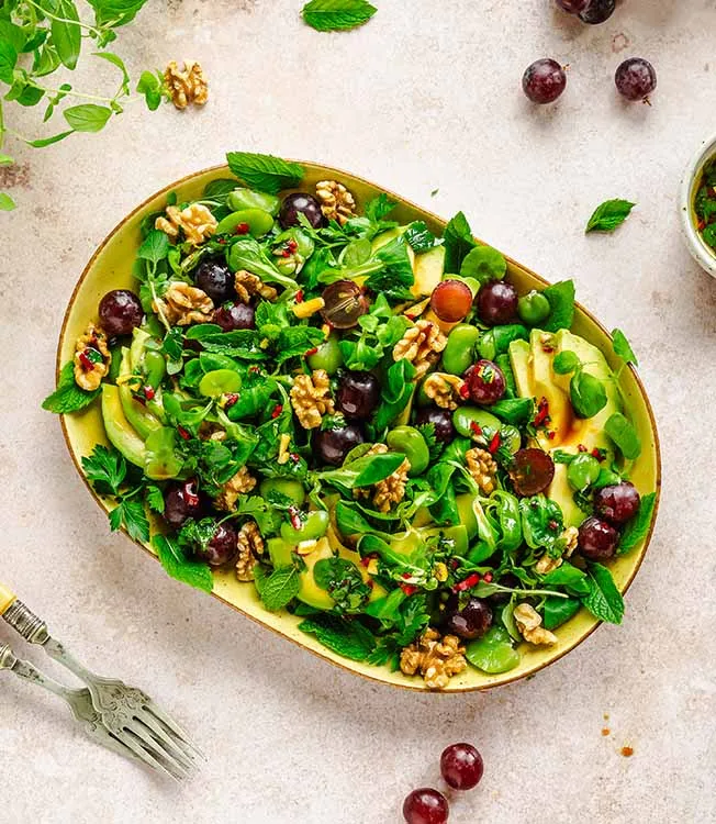 Ensalada de aguacate, habas y uvas