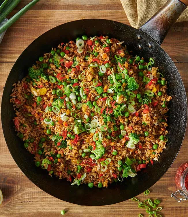 Arroz frito con huevo picante, verduras y harissa