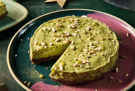 Tarta de queso matcha con gemas afrutada
