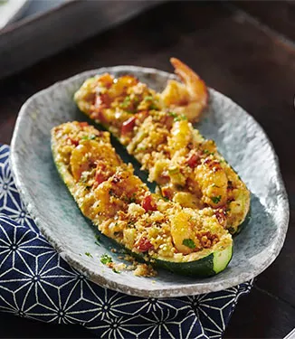 Calabacín al horno con gambas y corteza de panko