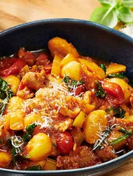 Ñoquis calientes de tomate y salchicha con hinojo y espinacas