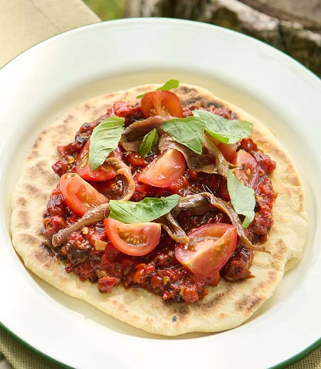 Pan plano con pasta de pimiento aromático