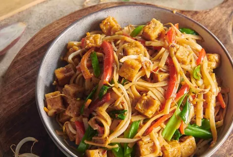 Fideos salteados con tofu: Chow Mein vegetariano