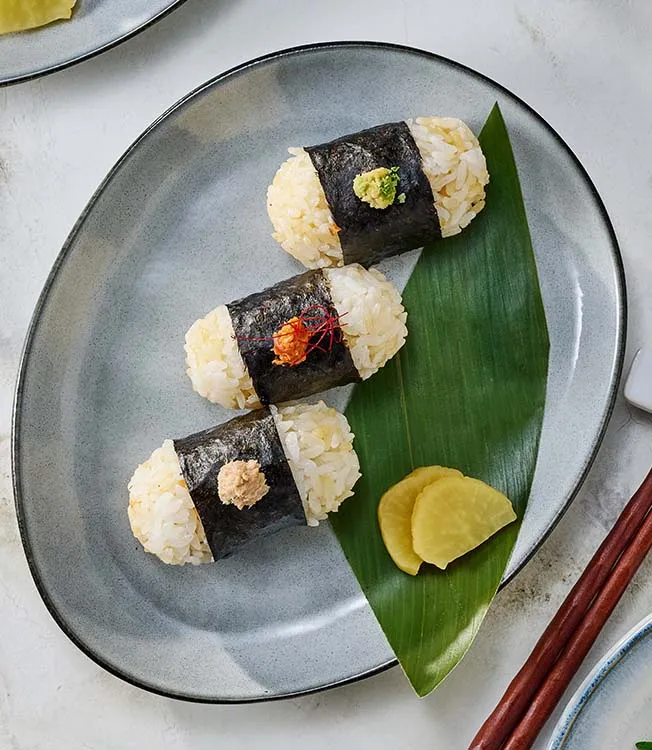 Onigiri de atún con mayonesa y kimchi o wasabi