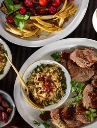 Pierna de cordero asada lentamente con pilaf de orzo