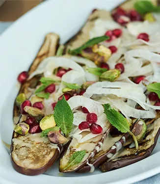 Berenjena a la parrilla con aderezo de tahín de soja