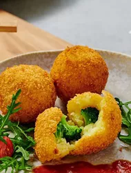 Croquetas de verduras con salsa de soja y tomate
