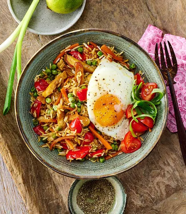Nasi goreng con pollo, huevo y salsa de soja dulce