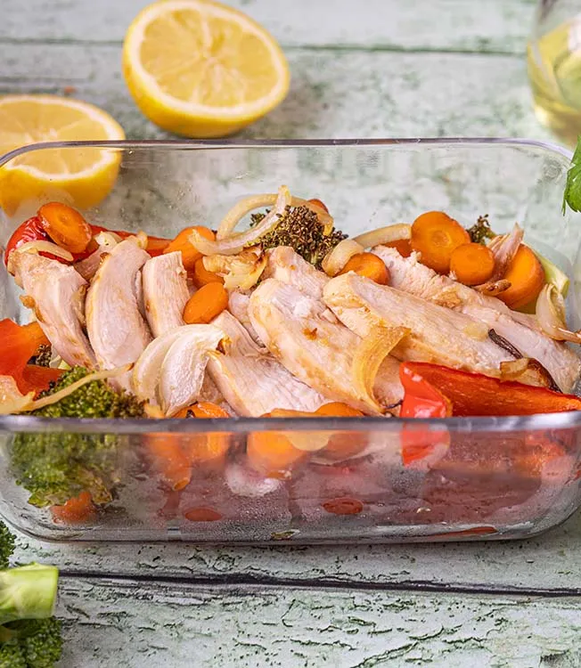 Pollo al horno con verduras y glaseado de salsa de soja