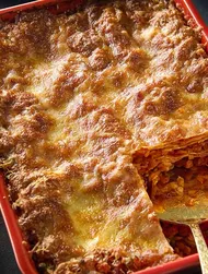 Lasaña de lentejas y verduras estofadas en salsa de soja, con parmesano y sésamo negro