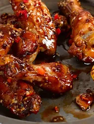 Alitas de pollo caramelizadas con soja y chile
